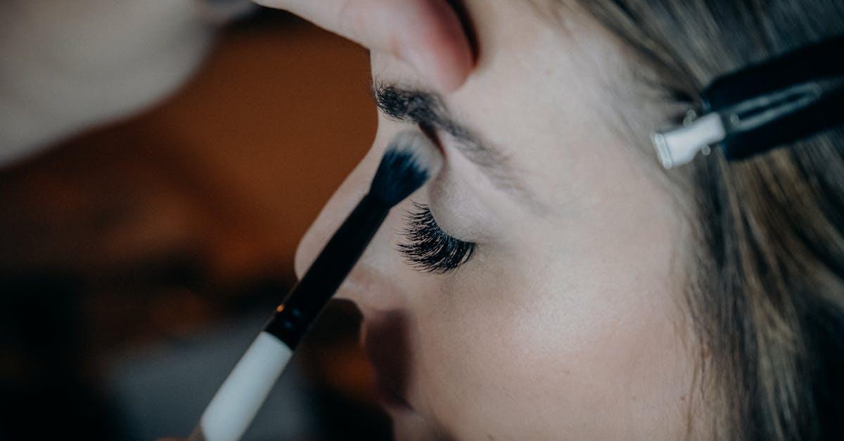 Smoky w rytmie miasta: street style makijaż, który podkręci Twój look
