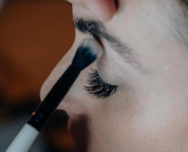 Smoky w rytmie miasta: street style makijaż, który podkręci Twój look