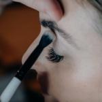 Smoky w rytmie miasta: street style makijaż, który podkręci Twój look