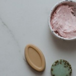 Rozświetl cerę malinami: domowe peelingi, które działają i pachną latem